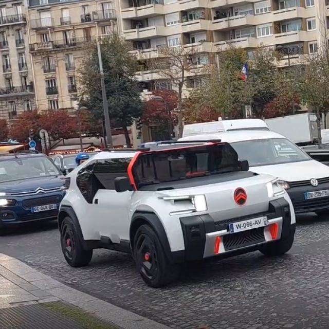 Citroen ”Oli” na ulicama Pariza