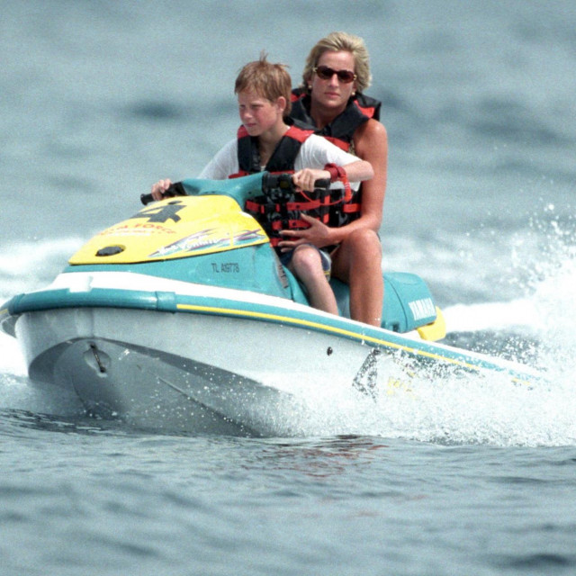 Princeza Diana sa sinom Harryjem na skuteru