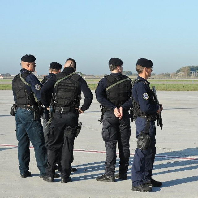 Talijanska policija na aerodromu/Ilustracija