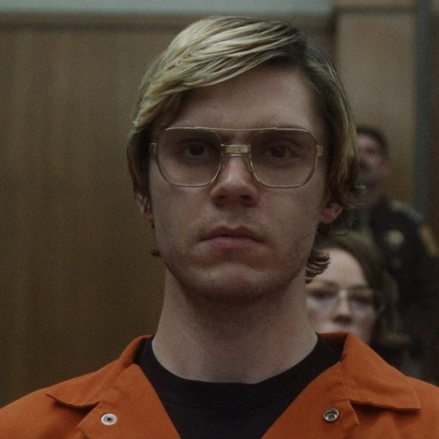Evan Peters kao Jeffrey Dahmer, ‘Lionel‘