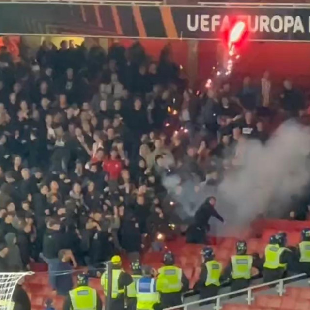 Navijači PSV-a su divljali na tribinama u Londonu