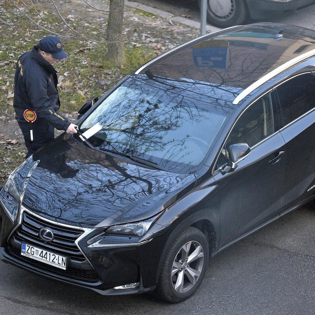 Prometni redar ispisuje kaznu za nepropisno parkiranje (ilustracija)