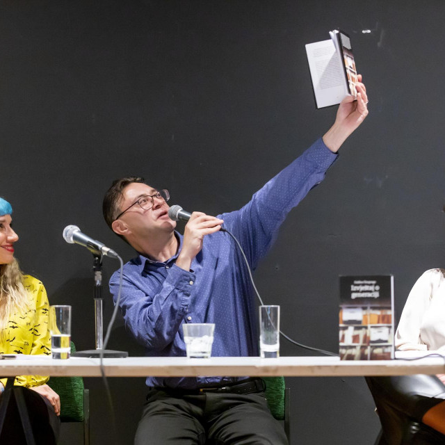 Predstavljanje knjige ”Izvještaj o generaciji” autora Dalibora Šimprage. Na fotografiji: Maša Kolanović, Dalibor Šimpraga i Evelina Rudan