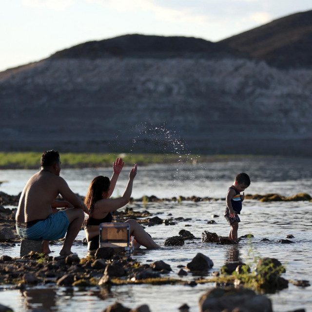 Obitelj koja se kupa u poznatom rekreacijskom centru Lake Mead u saveznoj državi Nevada