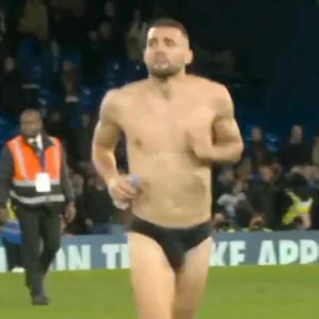 Mateo Kovačić samo u gaćama napušta Stamford Bridge