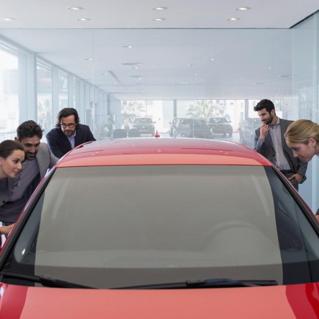 Salon novih automobila, ilustracija