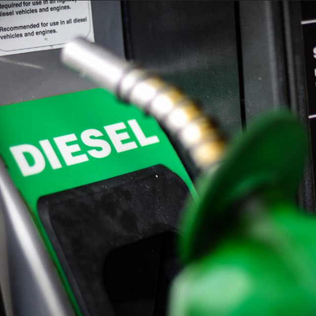 Točenje dizelskog goriva na benzinskoj postaji (ilustracija)