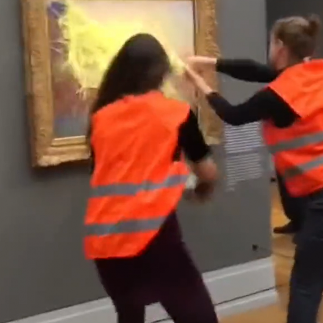 Nakon ”Suncokreta”, klimatski aktivisti poprskali sliku Claudea Moneta