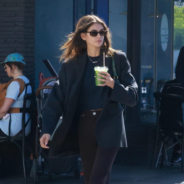 Kaia Gerber prati retro trend sportske obuće.