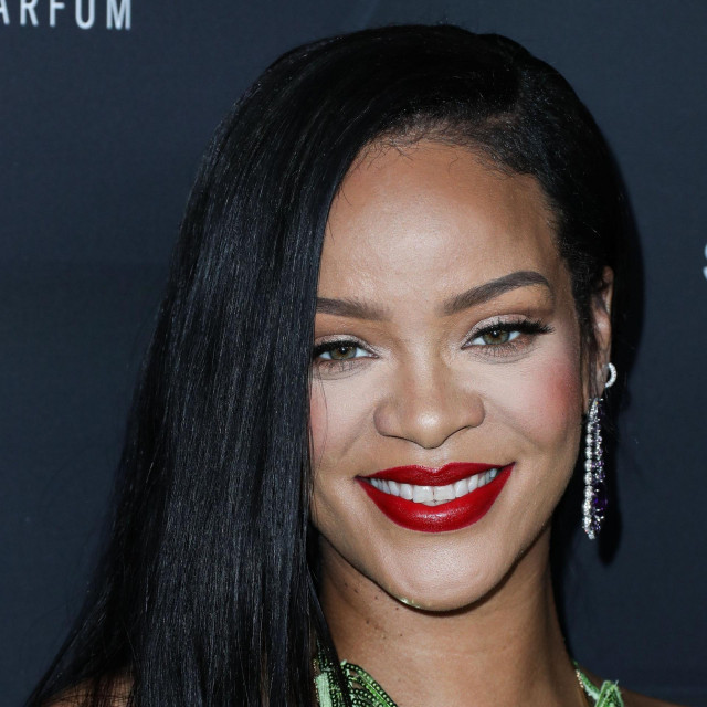Rihanna se vraća.