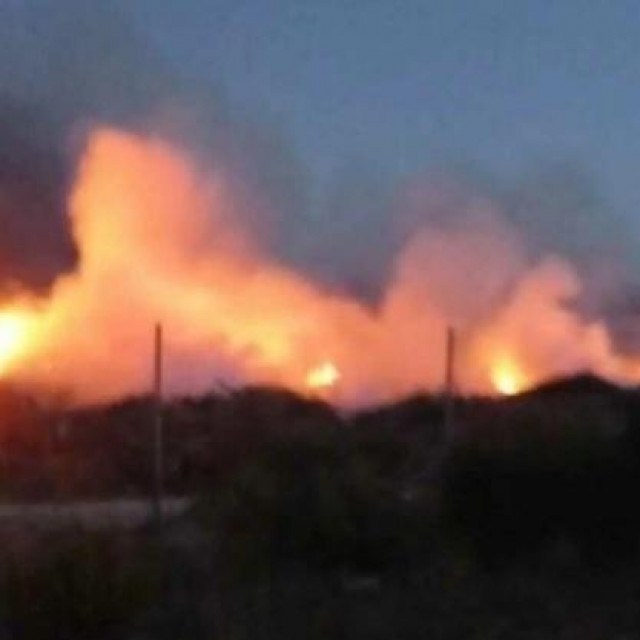 Požar na deponiju u Diklu