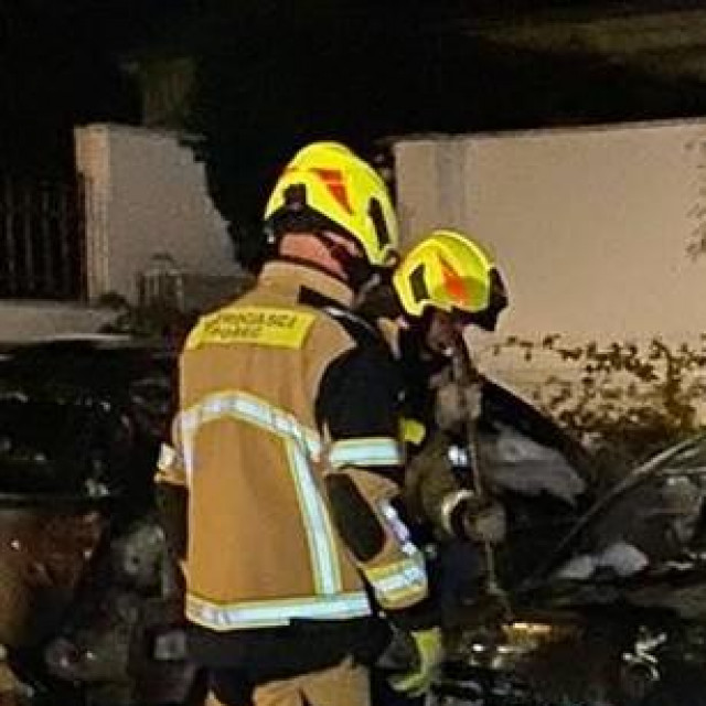 Vatrogasci gase zapaljeni automobil u Poreču