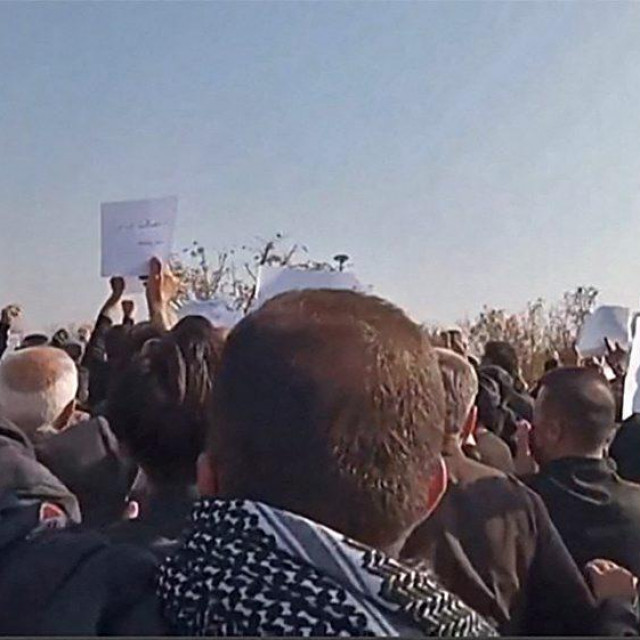 Ljudi na putu prema groblju na kojemu je pokopana Ahsa Amini