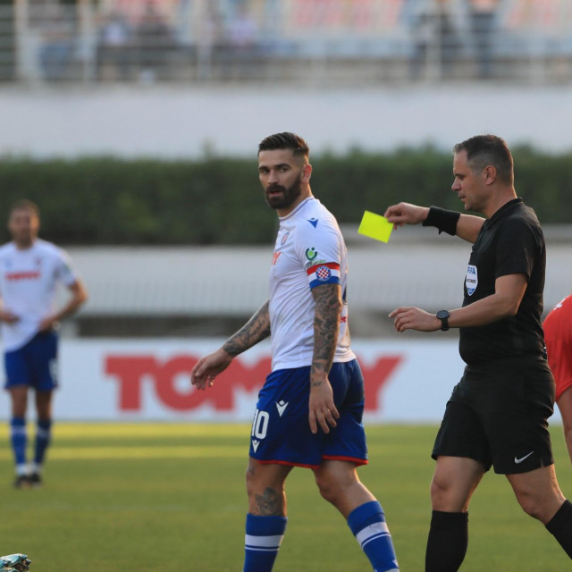 Fran Jović daje žuti karton Marku Livaji