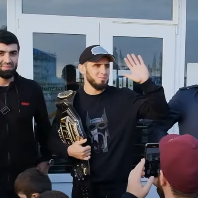 Islam Makhachev (u sredini)