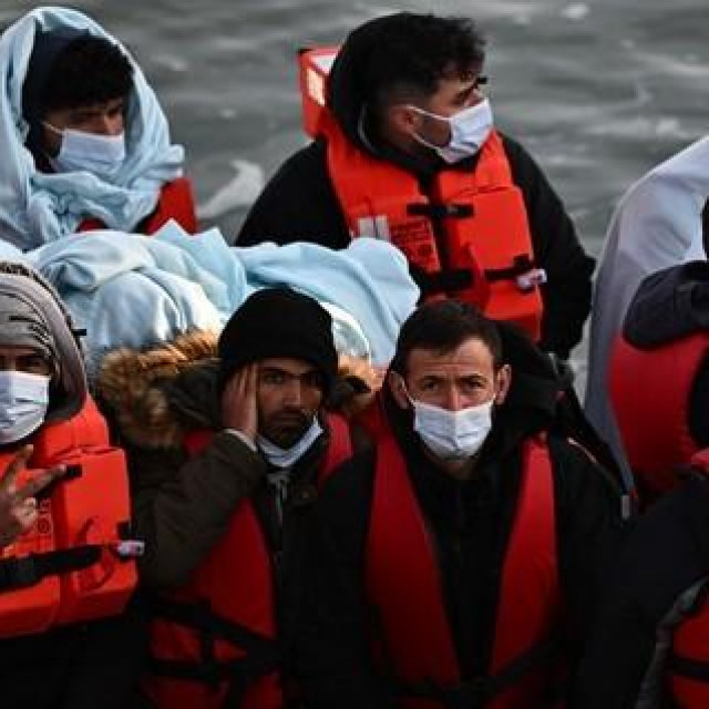Migranti koje je britanska policija pokupila u kanalu La Manche