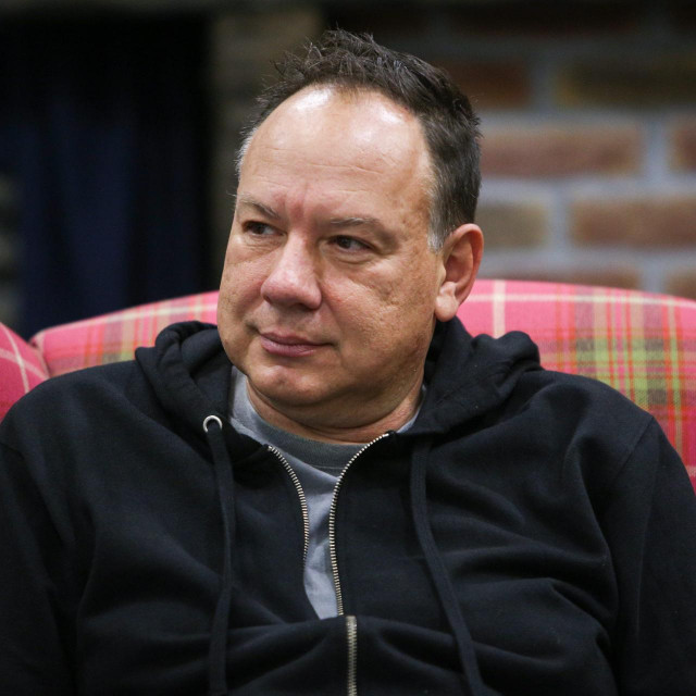 Zagreb, 261022.
Promocija prve slikovnice knjizevnika Jurice Pavicica Tri kuce, tri prijatelja, koju su uz autora predstavile iliustratorica Klara Rusan i urednica Ivana Zderic, a dijelove iz knjige citala je glumica Ecija Ojdanic.
Na fotografiji: Jurica Pavicic.