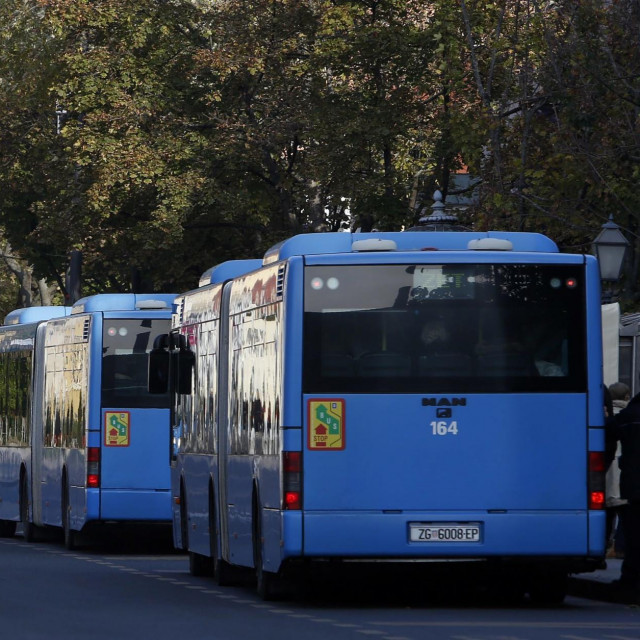 Arhivska fotografija autobusa na Kaptolu