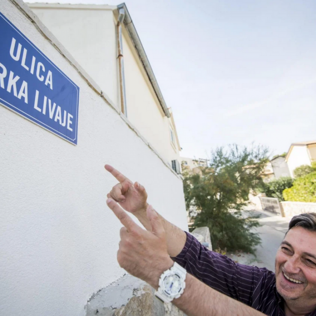 Reporter Slobodne Dalamcije pokazuje ploču s imenom (ne)postojece Ulice Marka Livaje