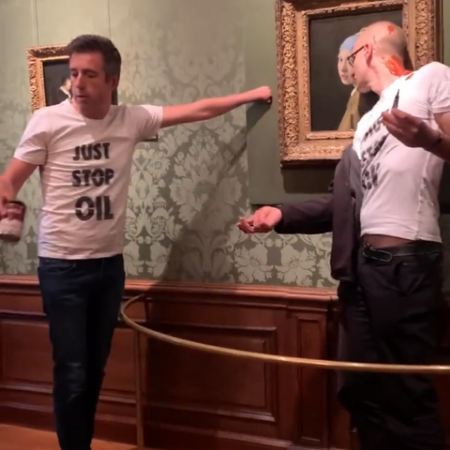 Klimatski aktivisti u u muzeju u Den Haagu