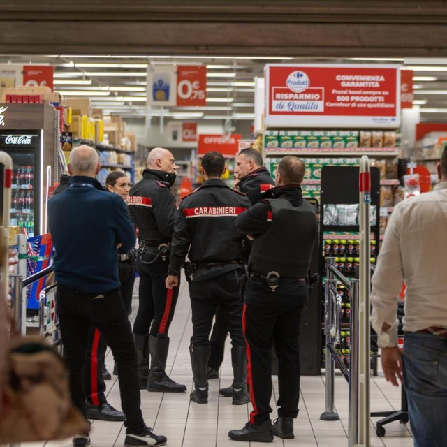 Karabinjeri u trgovačkom centru Milano Fiori u Assagu