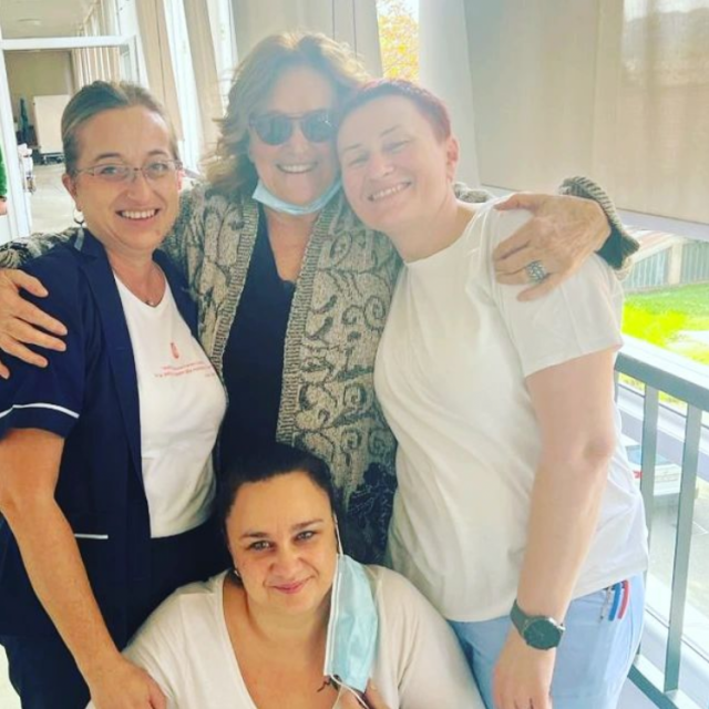 Pjevačica s osobljem bolnice