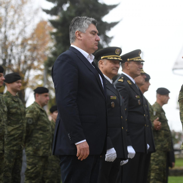 Zoran Milanović uručuje crne beretke novim pripadnicima Vukova