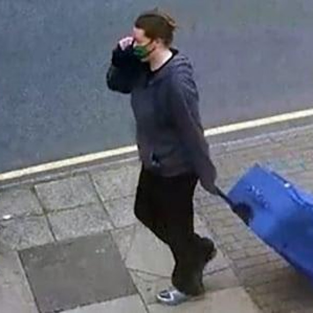 Jemma Mitchell i plavi kofer