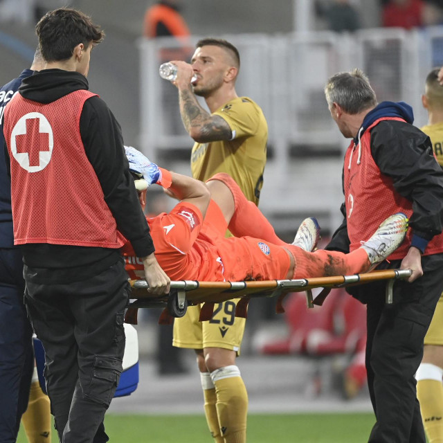 Kalinića odnose na nosilima...