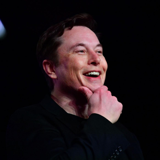 Prvi potez koji je Musk povukao u novoj akviziciji, bilo je otpuštanje Vijaye Gaddea, voditelja pravne politike, povjerenja i sigurnosti