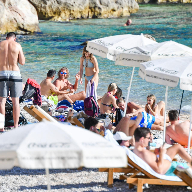 Kraj je listopada a plaza Banje je puna
 