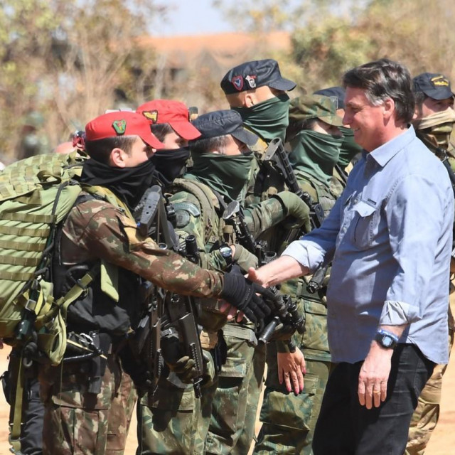 Bolsonaro i brazilski vojnici