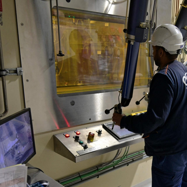 Radnik u francuskoj nukelarnoj elektrani Chinon

 