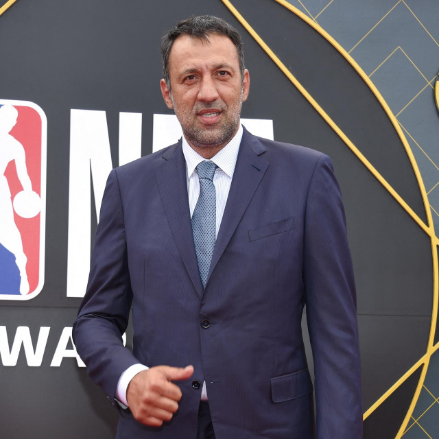 Vlade Divac je dobio crnogorsku putovnicu