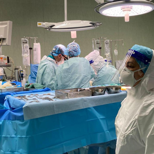 Budući da je cistoadenom često moguće držati pod kontrolom konzervativno, medikamentima, rijetki su slučajevi kada je nužno kirurško odstranjivanje