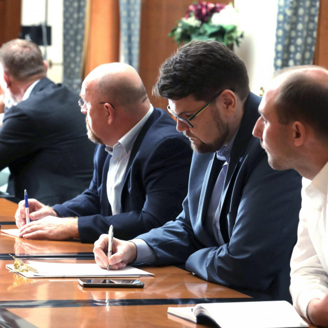 Početak sastanka oporbe u Hrvatskom saboru
 