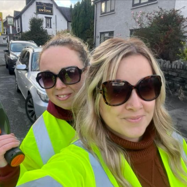 Penny Hughes i Rhian Mai