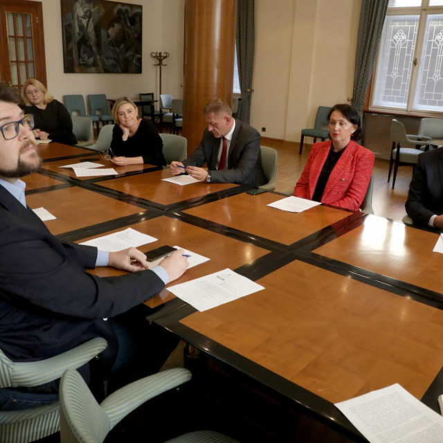 Hrvatski sabor, sastanak oporbenih zastupnika.
 