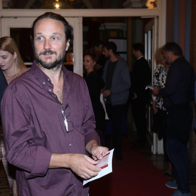 Split, 141022
Dramska premijera predstave Tri sestre u reziji Nenni Delmestre i u dramaturskoj obradi Elvisa Bosnjaka.
Na fotografiji: glumac Vicko Bilandzic.