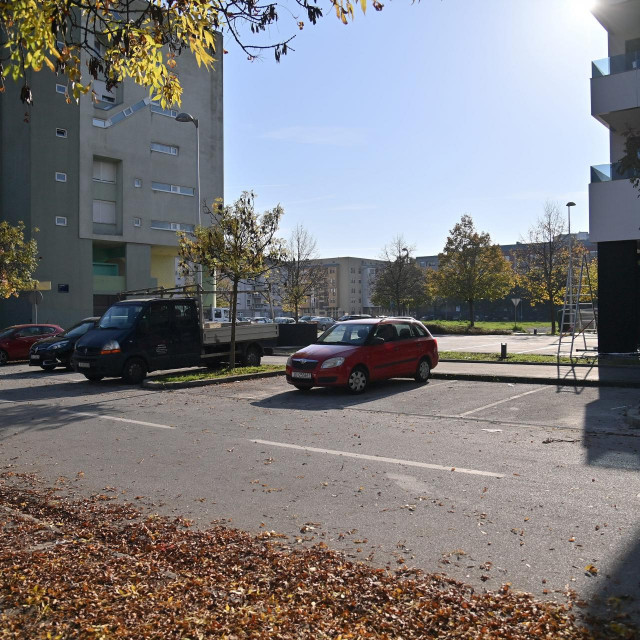 Parkiraliste između Vukanovečke i Hrženičke ulice.
 
