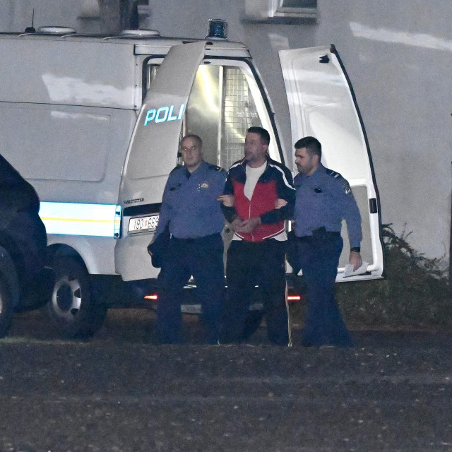 Dolazak osumnjičenog za ubojstvo u Švarcovoj u Općinski kazneni sud