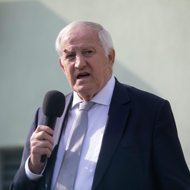 Dugogodišnji glavni tajnik HNS- a Zorislav Srebrić je nagrađen za 60 godina djelovanja u hrvatskom nogometu