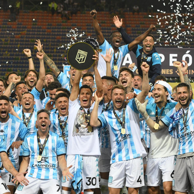 Nogometaši Racinga slave osvojen trofej