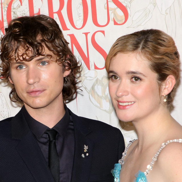 Nicholas Denton i Alice Englert glume vikonta i markizu u seriji.