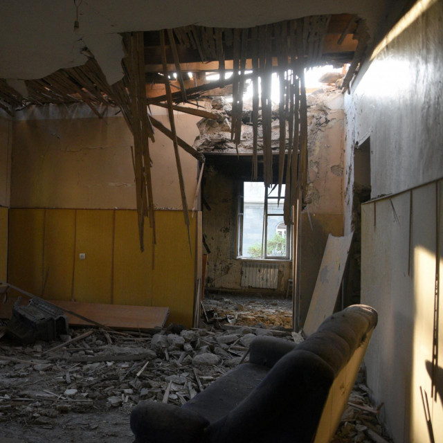 Sukob ovih dvaju država povezan je s teritorijalnim sporovima, odnosno Nagorno-Karabahom, planinskom regijom naseljenom većinom Armencima koja se odcijepila od Azerbajdžana početkom 1990-ih