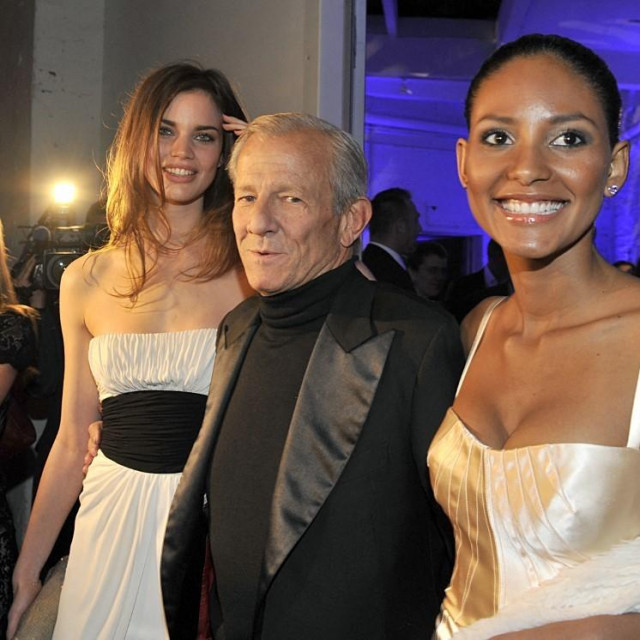 Peter Beard i modeli Rianna ten Haken (L) i Kemp Muhl