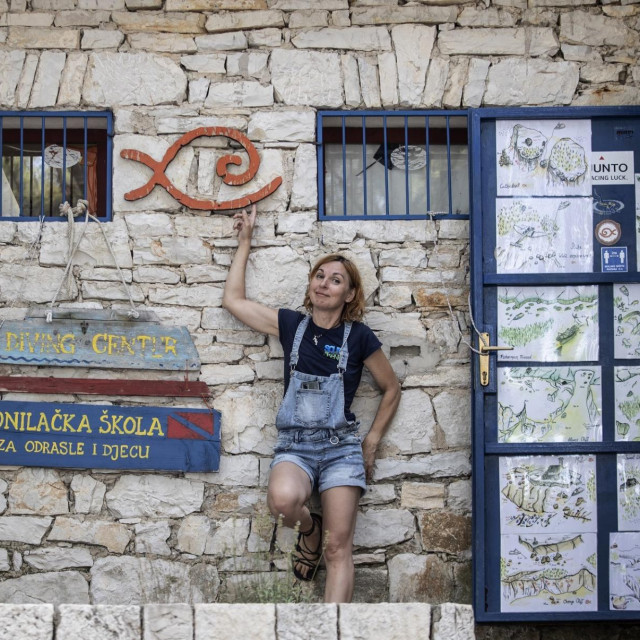 Ivana Nobilo pred ronilačkim centrom Pongo

 