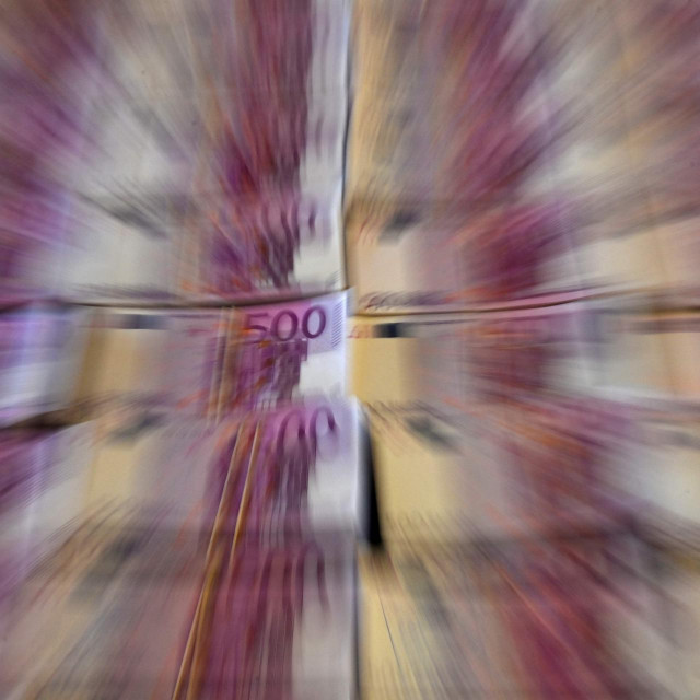 A picture taken on October 6, 2022 in Madrid shows counterfeit 500 euros banknotes. - An operation of Spain National Police and the Mossos d‘Esquadra, coordinated by EUROPOL, led to the seizure of fake banknotes and the dismantling of a laboratory active in the production of counterfeit 500 euros. (Photo by PIERRE-PHILIPPE MARCOU/AFP)