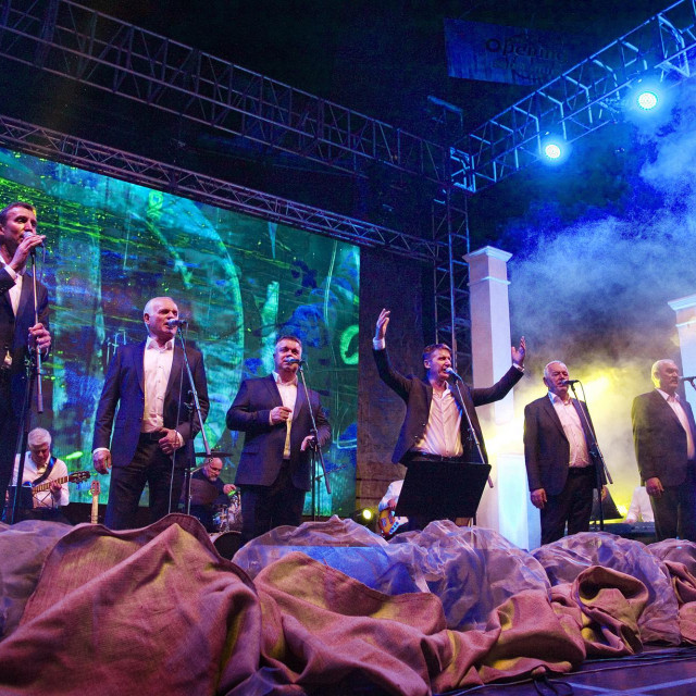 Tomislav Bralić i klapa Intrade u Ciboni