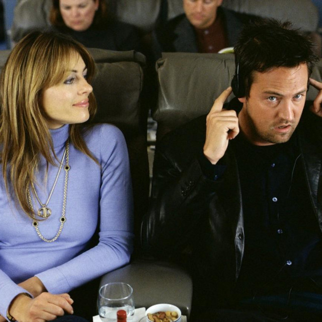 Elizabeth Hurley i Matthew Perry u filmu ‘Serving Sara‘